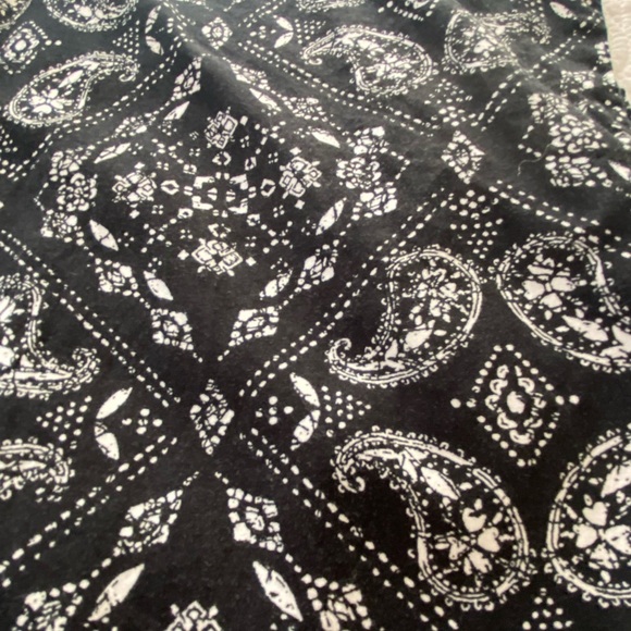 Black and White Paisley Print High Low Cap Sleeve Button Up Shirt Size Large - Picture 11 of 14